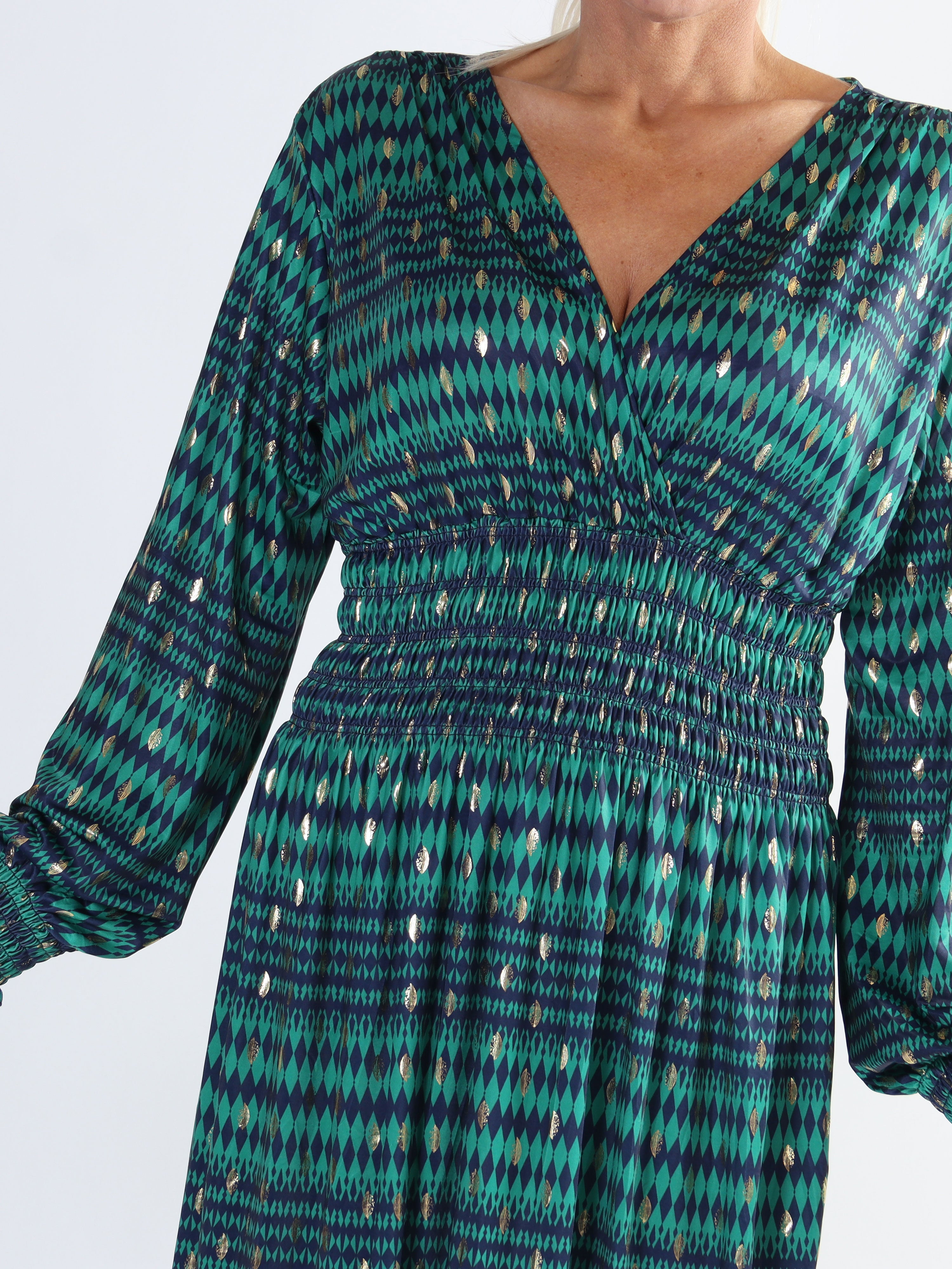 Pams Stripe Midi L/S - Plus size mønstret kjole med gulddetaljer